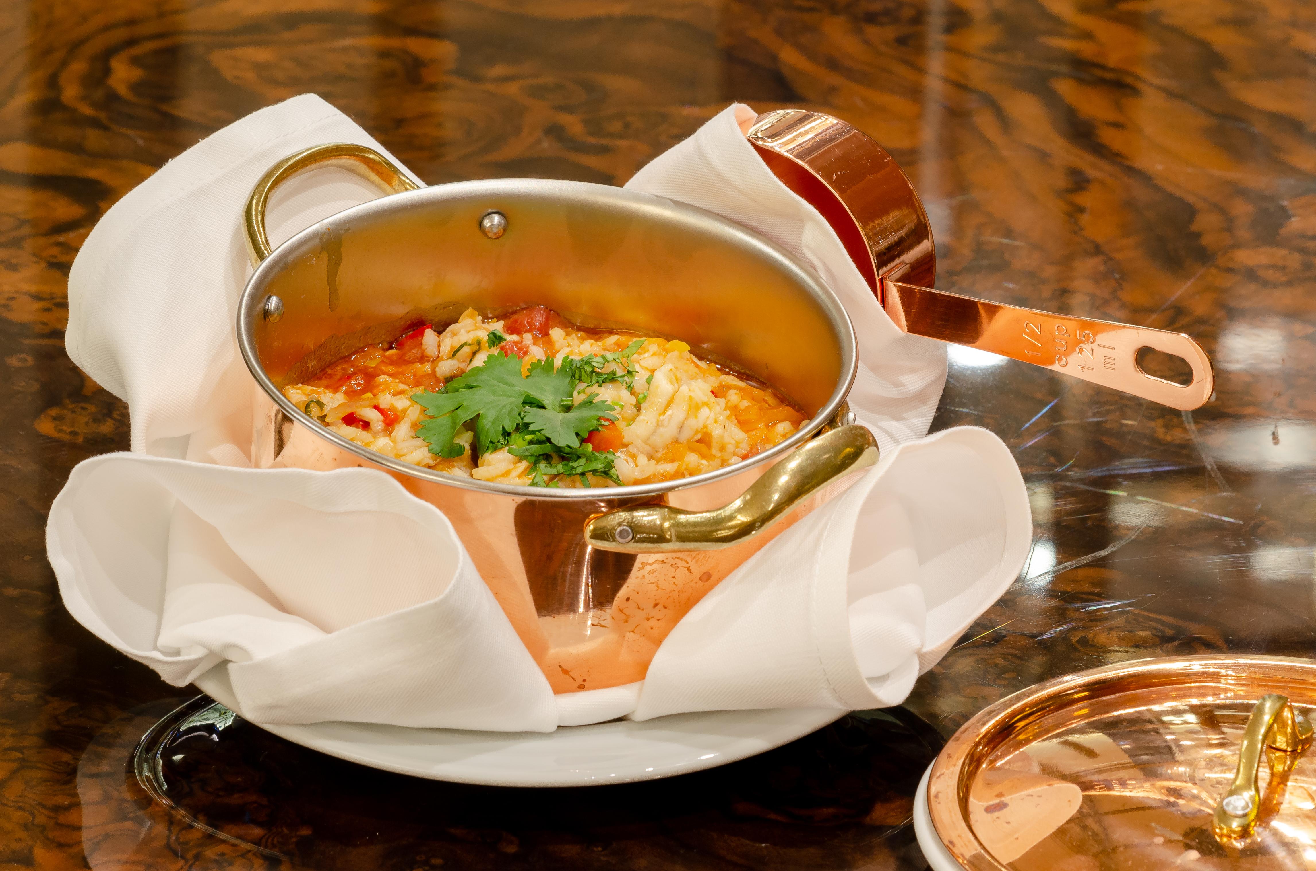 Turim Boulevard Hotel (Adults Only) Lisbona Esterno foto The photo shows a silver pot filled with a colorful dish, garnished with fresh cilantro. The pot is placed on a plate, and both are resting on a light-colored cloth. The dish appears to contain a mixture of ingredients, possibly including vegetables 